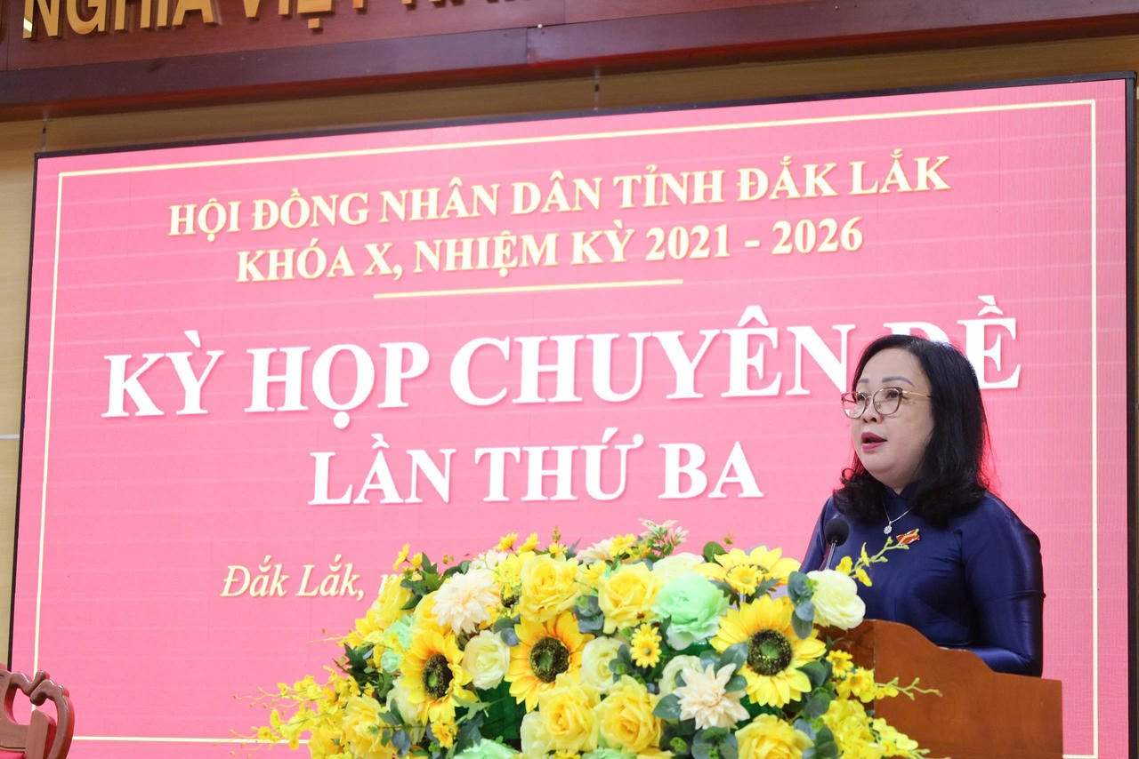 Bà Cao Thị Hoà An - Chủ tịch HĐND tỉnh Đắk Lắk phát biểu tại kỳ họp. (Ảnh Kim Bảo)