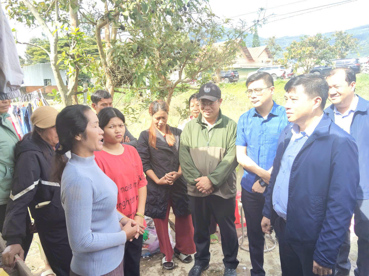 Bí thư Tỉnh uỷ Lâm Đồng Y Thanh Hà Niê Kđăm thăm hỏi người dân chịu ảnh hưởng bởi dự án nâng cấp, mở rộng QL 28B.