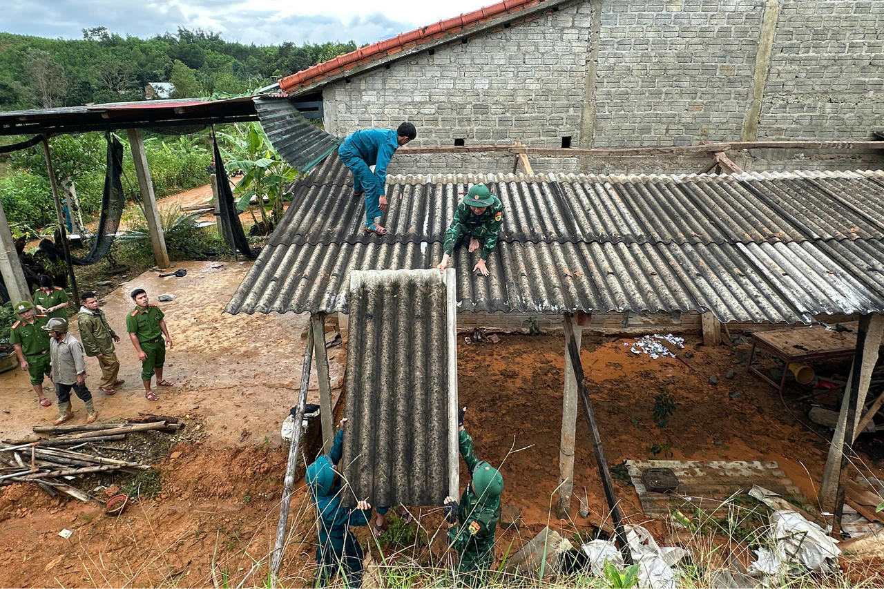 Giúp người dân lợp lại nhà cửa sau mưa lũ&nbsp;&nbsp;