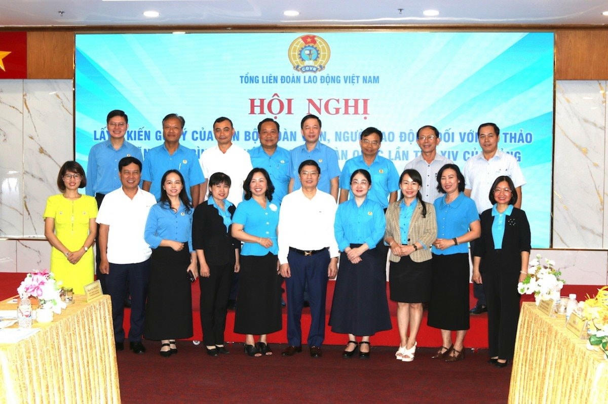 Lãnh đạo Tổng LĐLĐ Việt Nam với các đại biểu tham dự hội nghị.