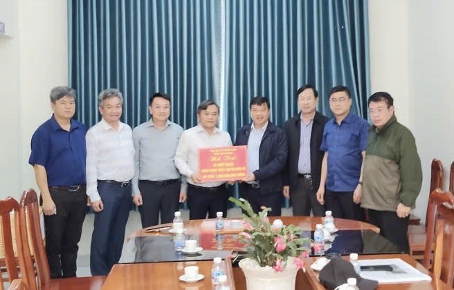 Đoàn công tác tặng quà hỗ trợ người dân xã Hiệp Thạnh khắc phục hậu quả mưa lụt.