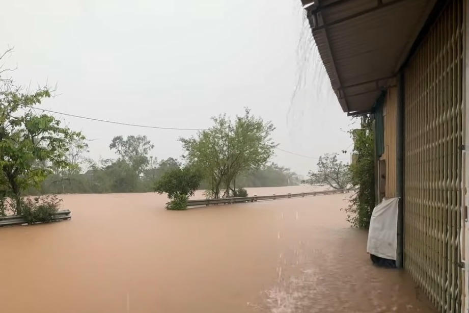 Hàng ngàn nhà dân bị ngập lụt do mưa lớn ở Hà Tĩnh