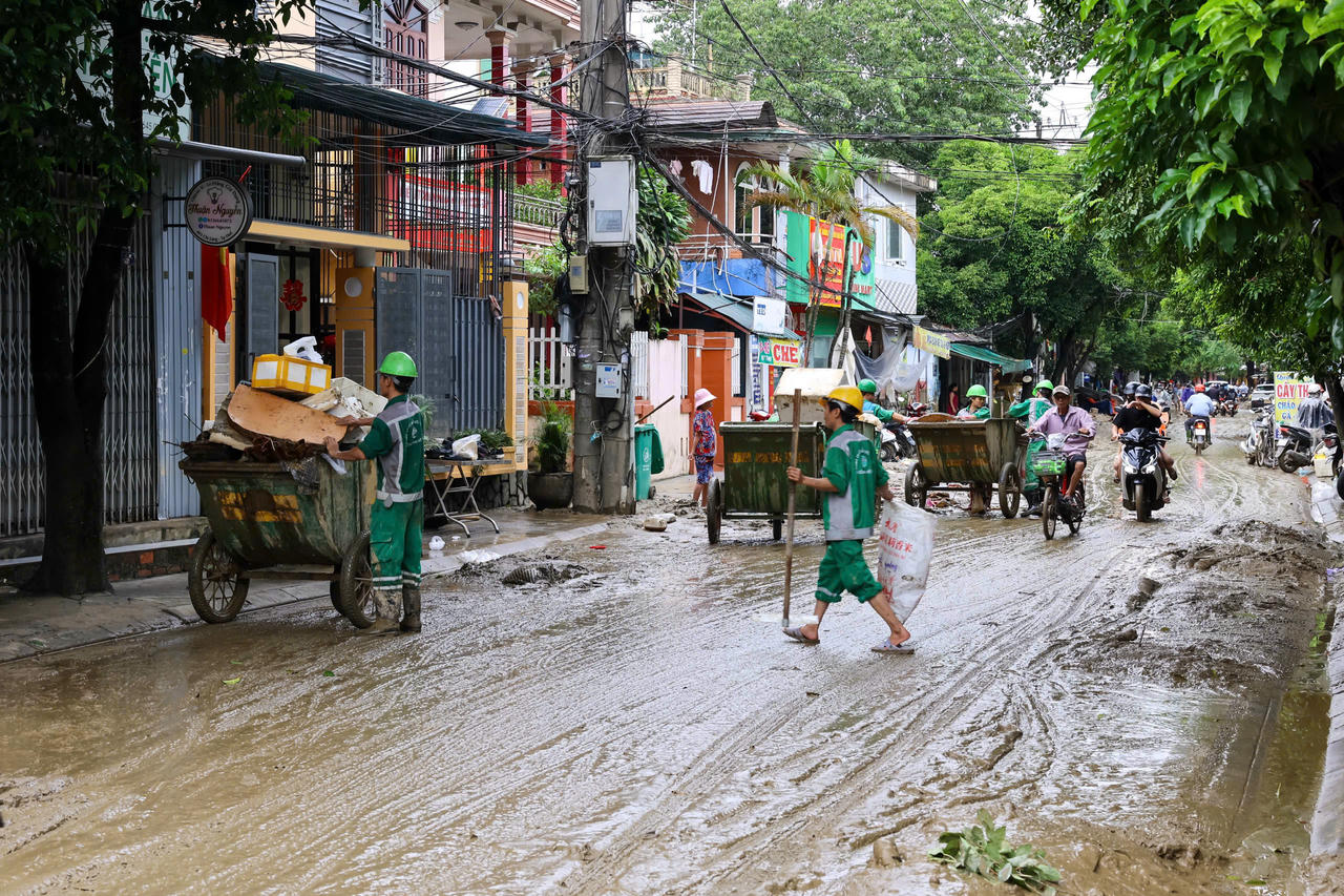 Bùn non phủ kín cố đô Huế, 600 nhân viên HEPCO dốc sức làm sạch phố phường