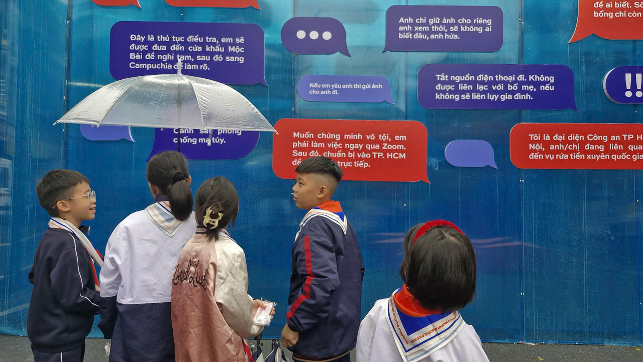 Khách tham quan trải nghiệm&nbsp;không gian triển lãm số đa giác quan