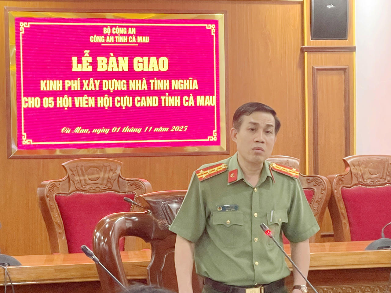 Đại tá Lê Tấn Vinh - Phó Bí thư Đảng ủy, Phó Giám đốc Công an tỉnh Cà Mau, phát biểu chỉ đạo tại lễ bàn giao.