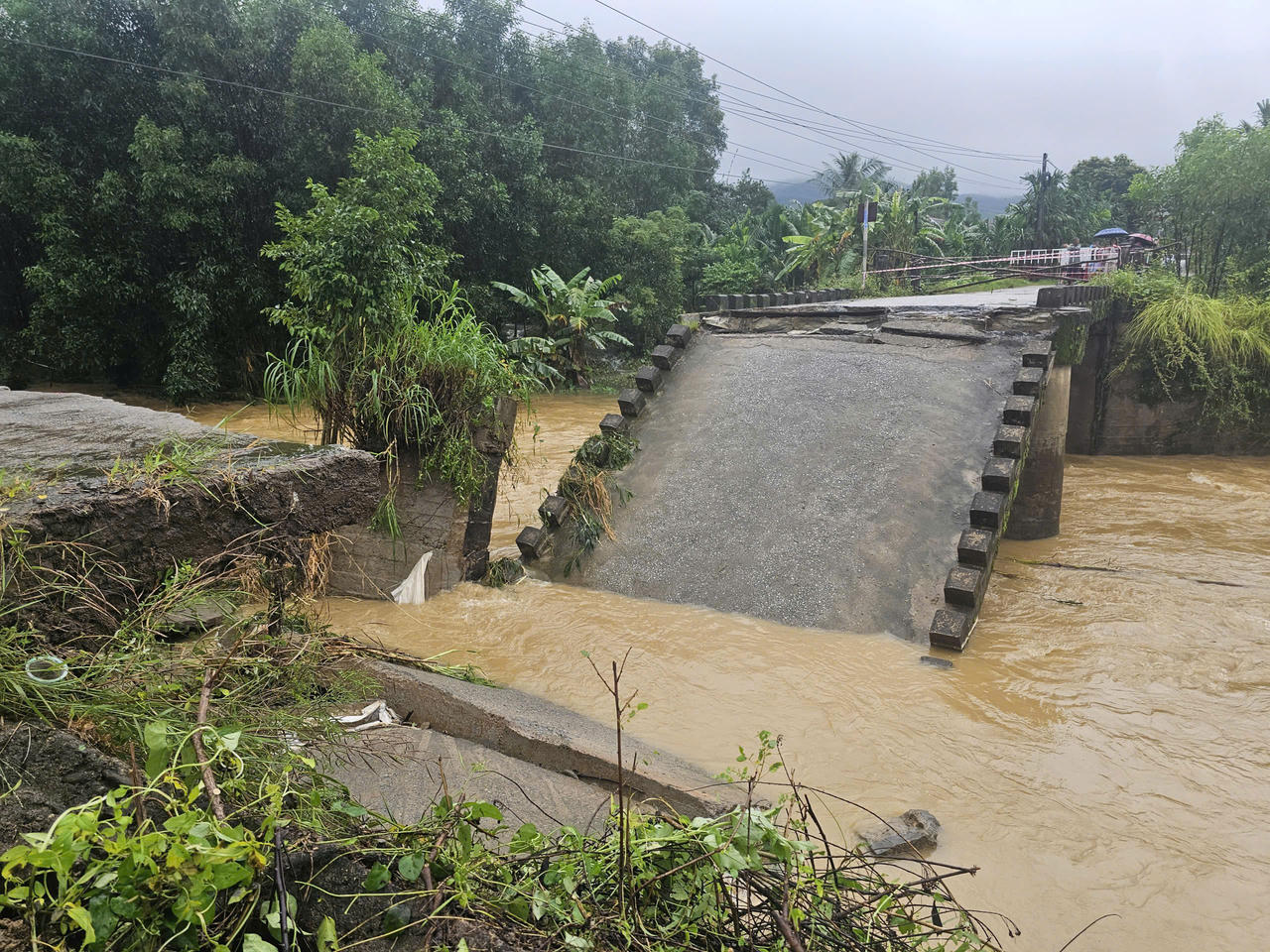 Hàng trăm hộ dân các làng Châu Lộc, Châu Bình và Châu Long bị chia cắt.