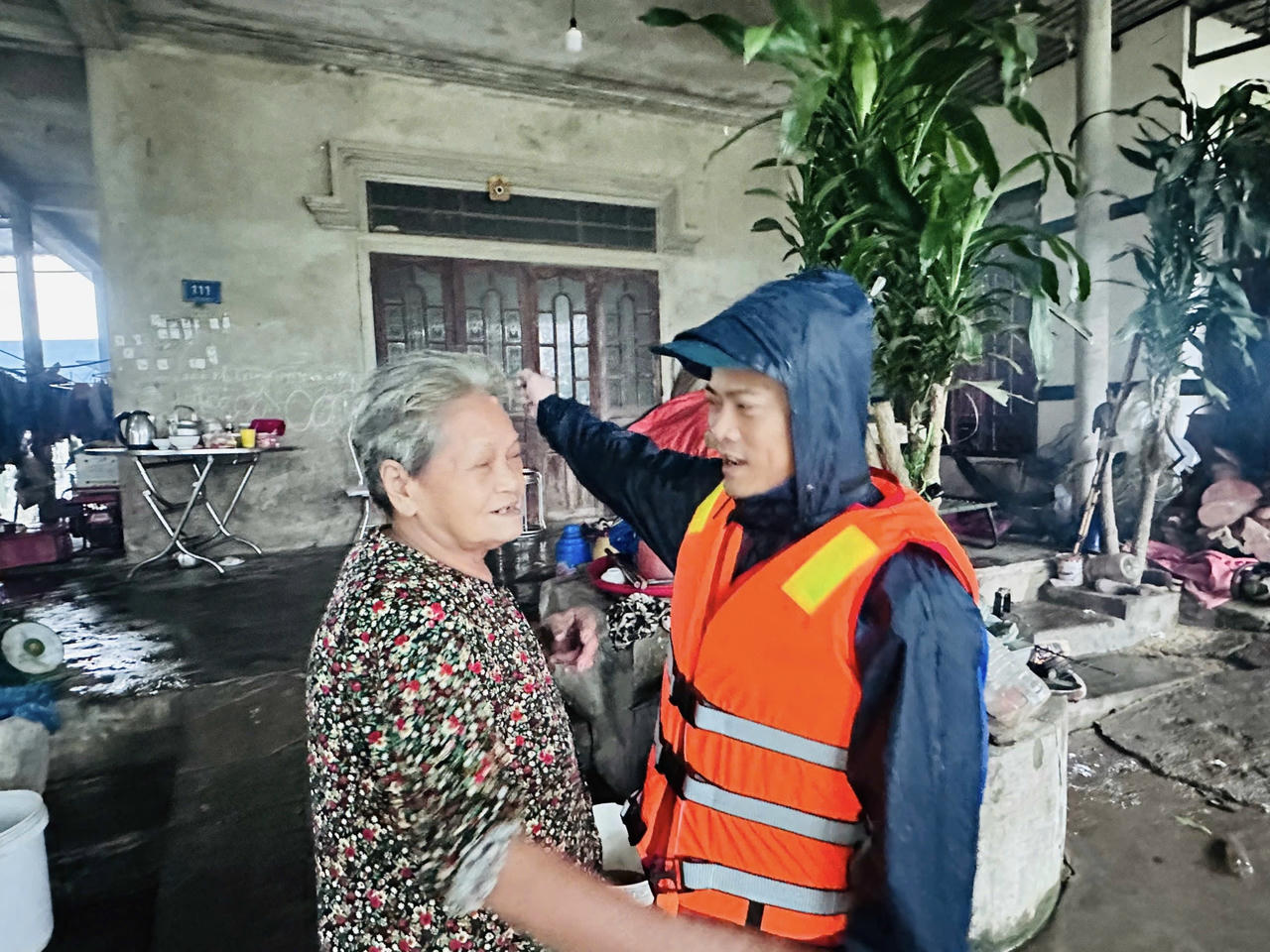 Ông Trương Nhật Quang, Chủ tịch UBND phường Hương Thủy thăm hỏi, động viên người dân.