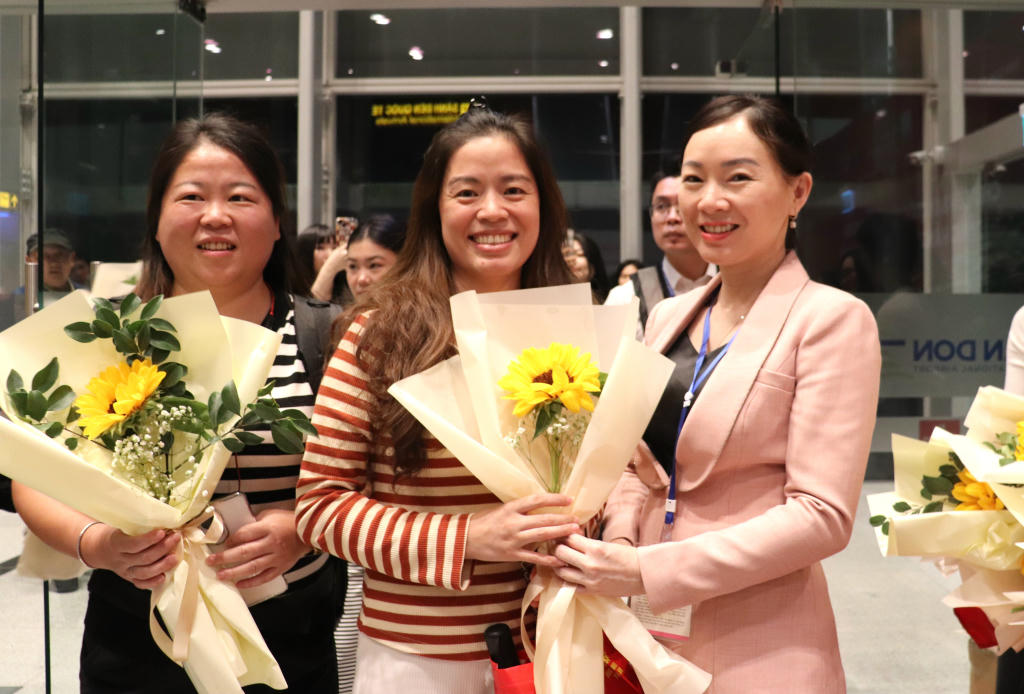 Lãnh đạo Sở Văn hóa, Thể thao và Du lịch tặng hoa chào đón du khách từ Thâm Quyến.