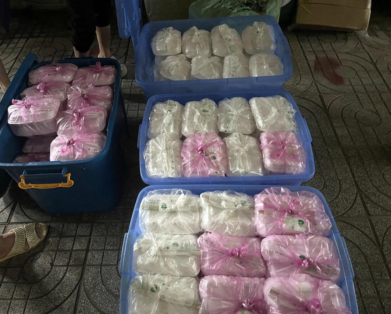 Các suất cơn được đóng gói cận thận đưa đến người dân vùng ngập lũ.