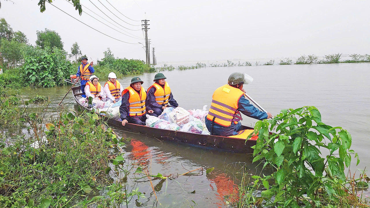 Lực lượng tại chỗ phường Hương Thuỷ sử dụng xuồng máy vận chuyển lương thực về cho bà con ở khu vực ngập sâu.