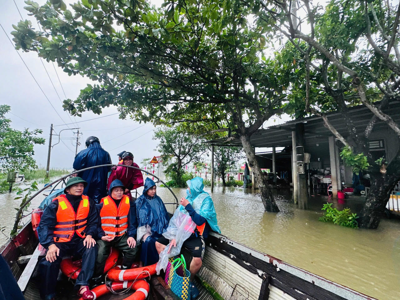 Tổ chức lực lượng di dời các hộ dân ra khỏi vùng ngập.