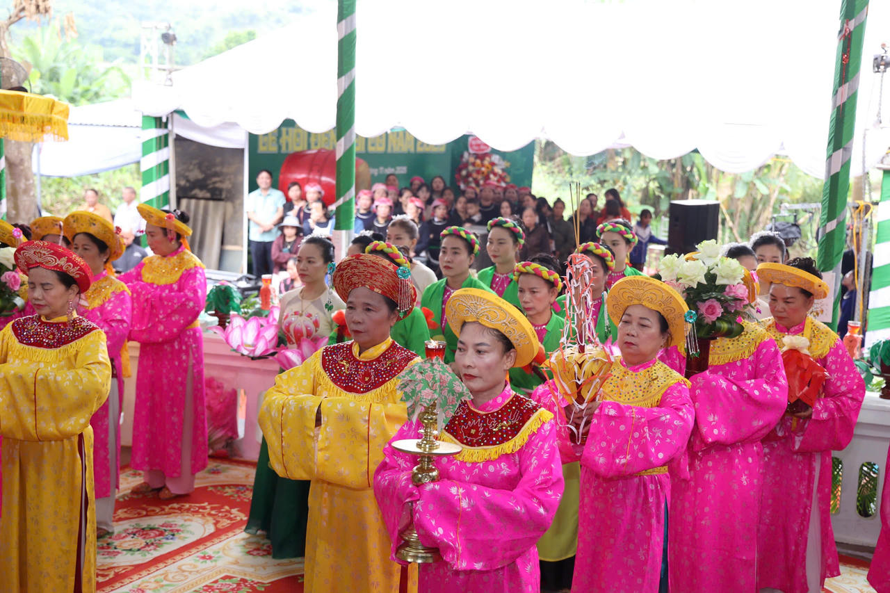 ​Rộn ràng Lễ hội Đền Đôi Cô Cam Đường 2025