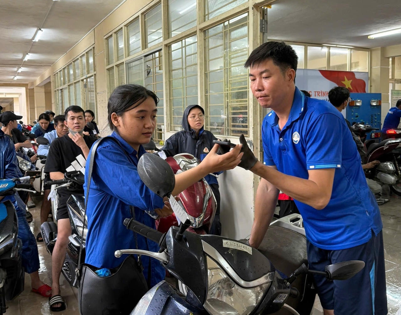 Xe ngập lụt, hỏng nặng đến đâu cũng không làm "bó tay" thầy Nguyễn Phùng Huân (người có nhà ngập lụt diện rất nặng).