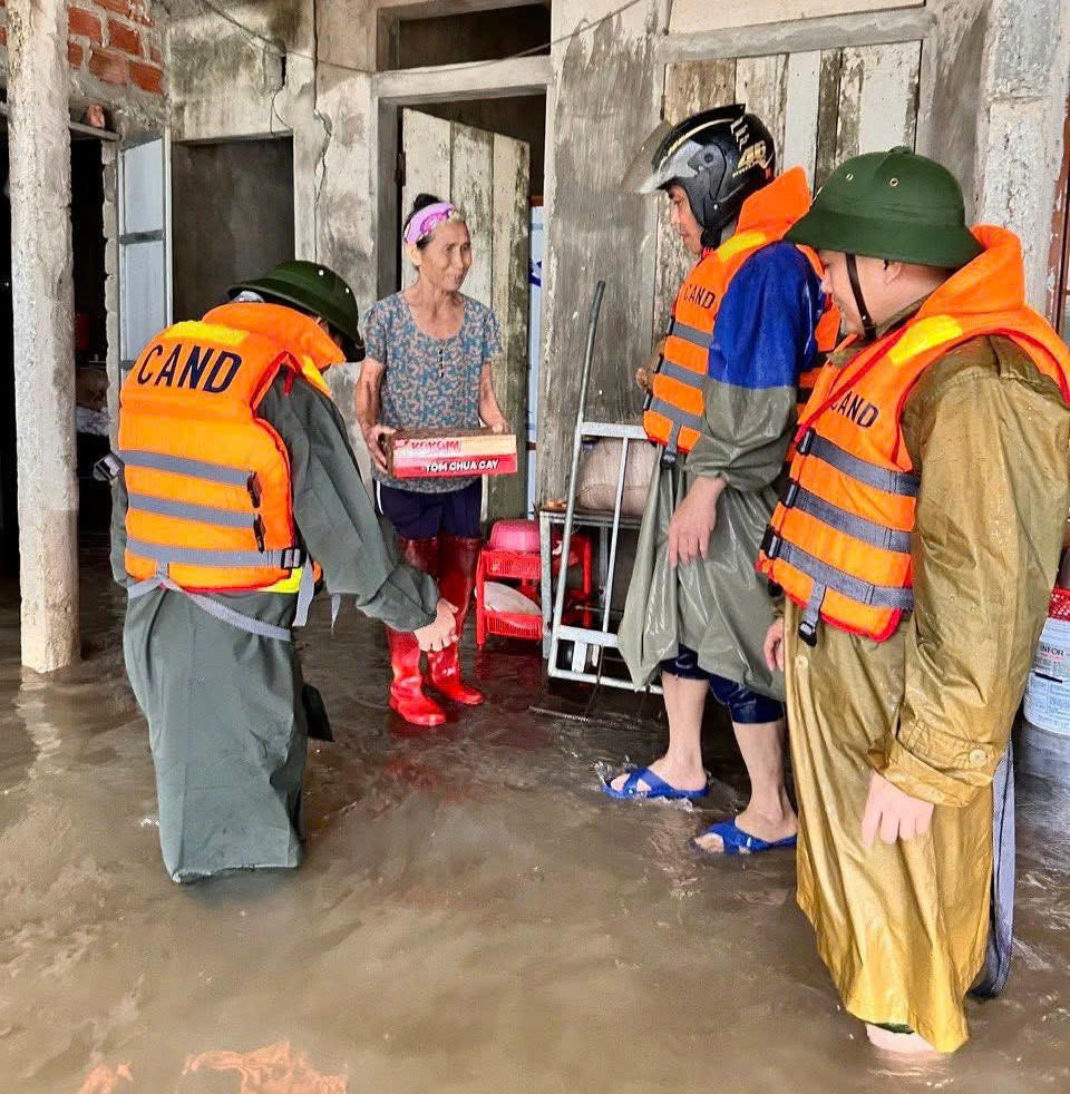 Cấp phát nhu yếu phẩm, mỳ tôm cho người dân vùng lũ.