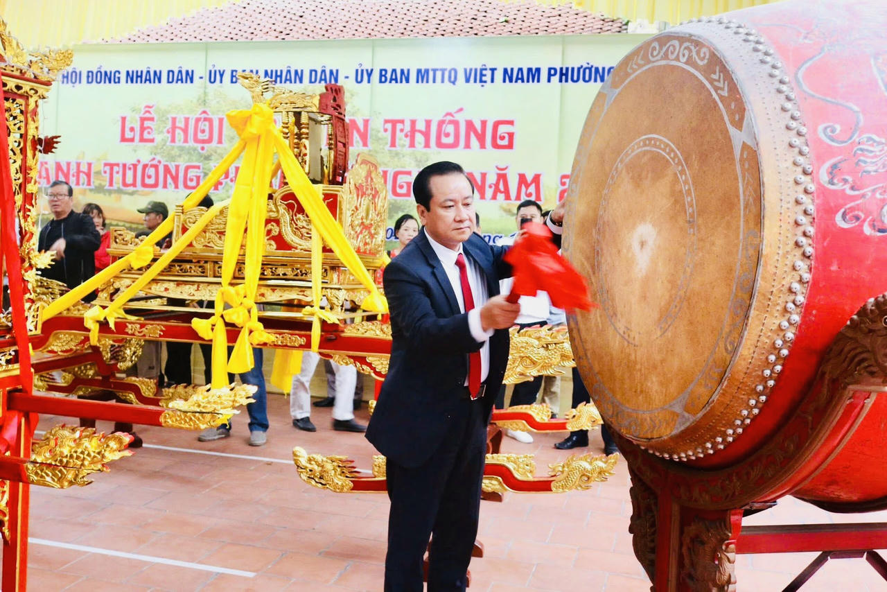 Bí thư Đảng uỷ, Chủ tịch HĐND phường An Biên đánh trống khai mạc lễ hội.