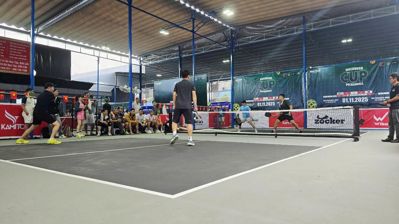 Trận đấu kịch tính, sân đấu rực sắc thương hiệu, tất cả tạo nên bầu không khí chuyên nghiệp và đầy hứng khởi. (Ảnh: Đại Đậu)