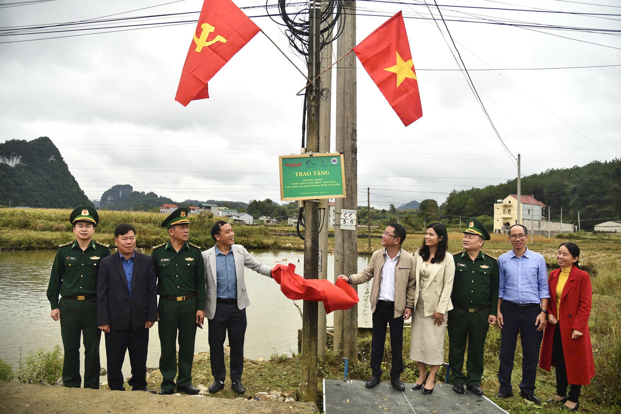 Lãnh đạo Báo Pháp luật Việt Nam, Ban Chỉ huy BĐBP tỉnh Cao Bằng, Đồn Biên phòng Ngọc Côn, UBND xã Đình Phong, đại diện Doanh nghiệp khánh thành Công trình "Thắp sáng vùng biên" . (Ảnh: Thanh Tùng)