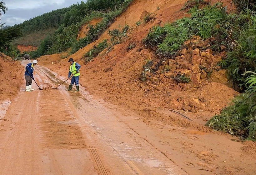 Các lực lượng vẫn đang nỗ lực để thông đường trên tuyến&nbsp;Hồ Chí Minh qua vùng núi A Lưới.