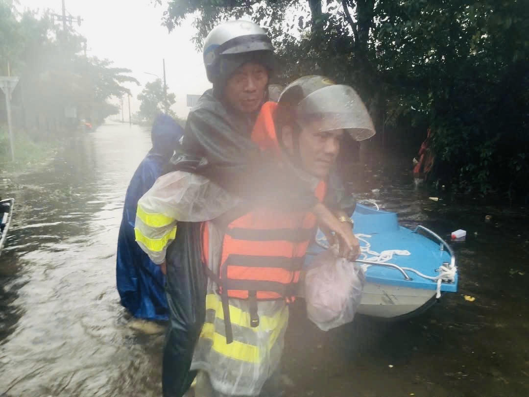 Hỗ trợ người dân đến nơi an toàn.