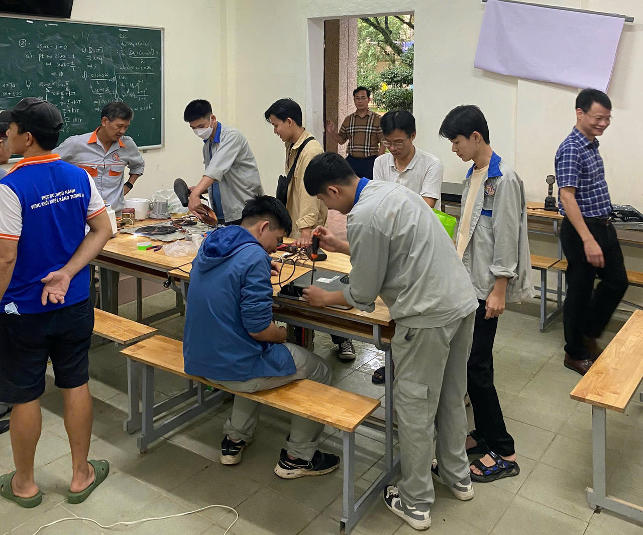 Bên cạnh xe máy, thầy và trò Trường Cao đẳng Công nghiệp Huế hỗ trợ sửa đồ điện tử cho người dân.