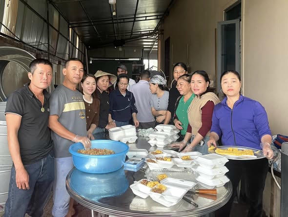 Người dân xắn tay vào cuộc giúp đỡ bà con vùng lũ bằng những xuất ăn nghĩa tình.