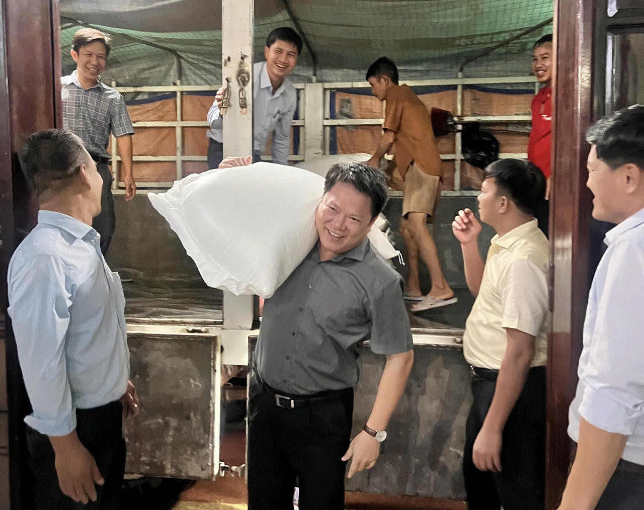 Bí thư Đảng ủy phường Ngô Văn Vinh tự tay vác từng bao gạo hỗ trợ bà con vùng lũ, sẻ chia khó khăn cùng người dân.