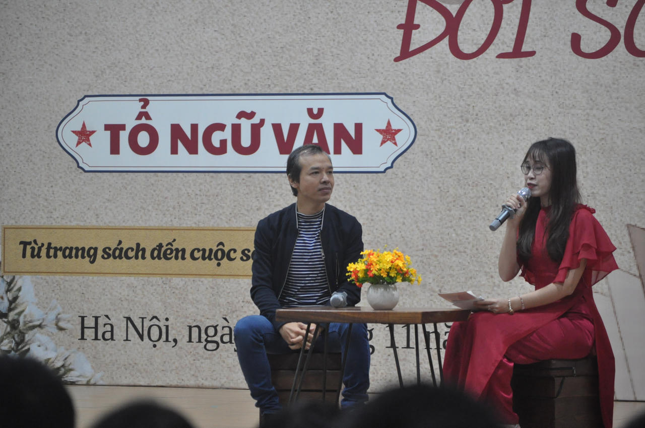 Nghệ sĩ Nguyễn Hoàng Tùng giao lưu với học sinh.