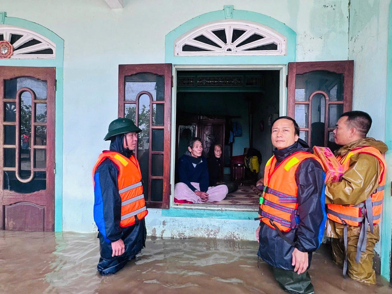 Thăm hỏi, vận động bà con nhân dân di chuyển đến nơi an toàn. 
