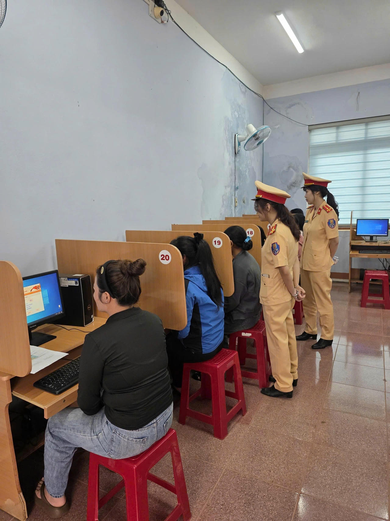 Các nữ sát hạch viên của Phòng PC08 giám sát, đảm bảo tính nghiêm túc trong phòng thi lý thuyết trên máy tính