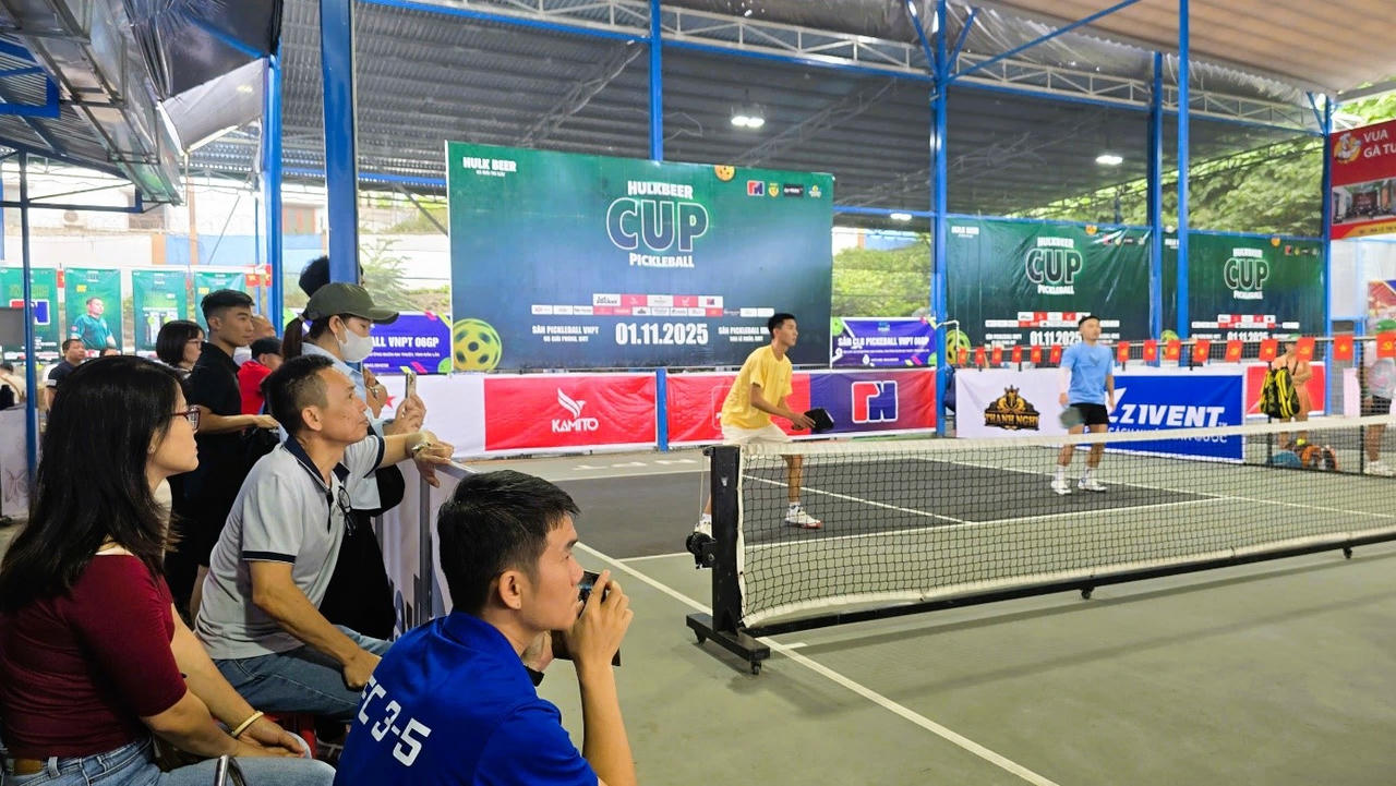 Giải đấu phong trào thu hút đông đảo khán giả, với khu vực sân được bố trí chuyên nghiệp và đẹp mắt. (Ảnh: Đại Đậu)