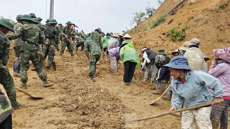Quảng Ngãi: Hơn 200 chiến sĩ Bộ đội được huy động mở đường vào vùng bị cô lập ở xã Ngọc Linh