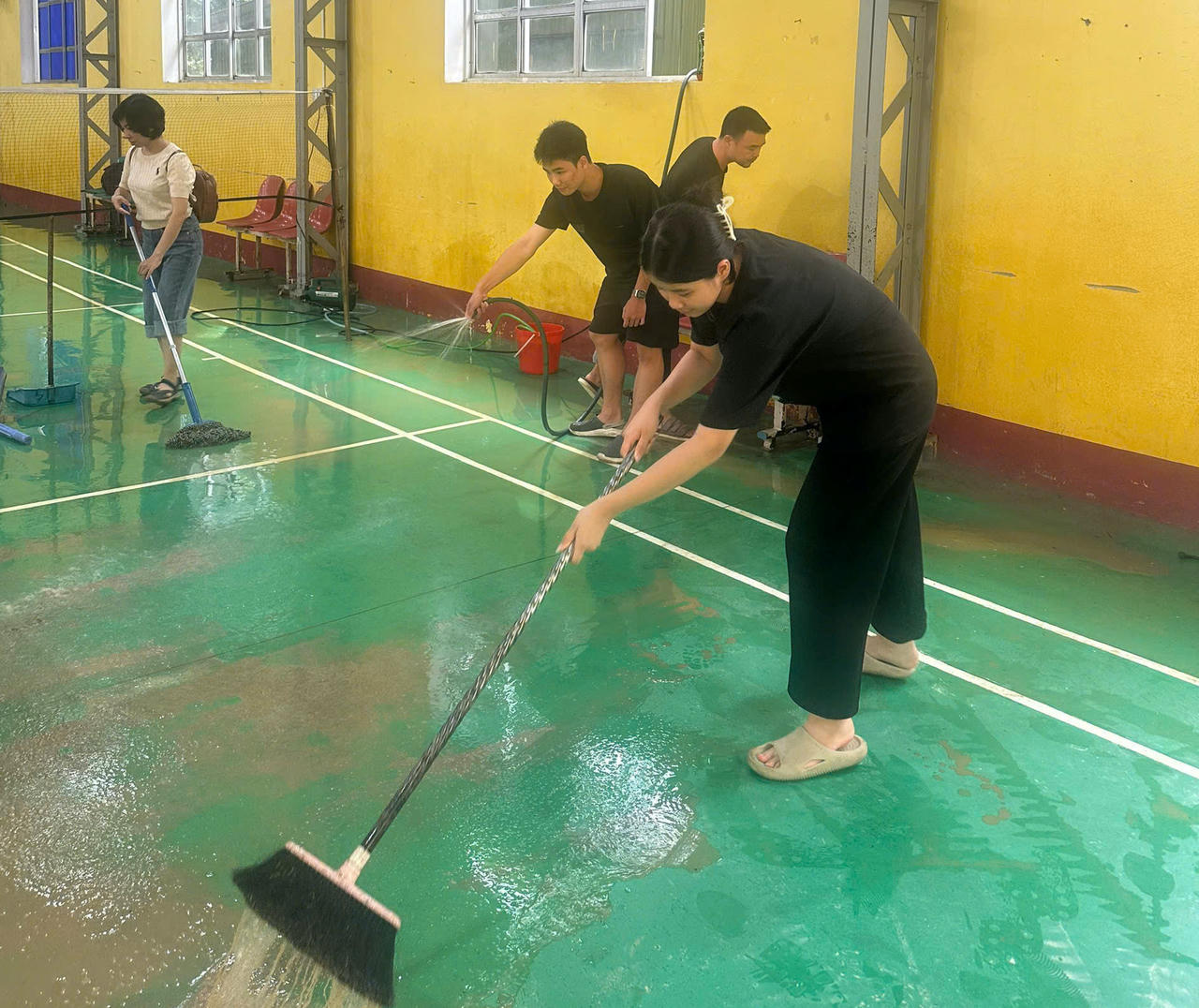 Thùy Chi cùng Đức Việt miệt mài dọn bùn non tại HUEIC.