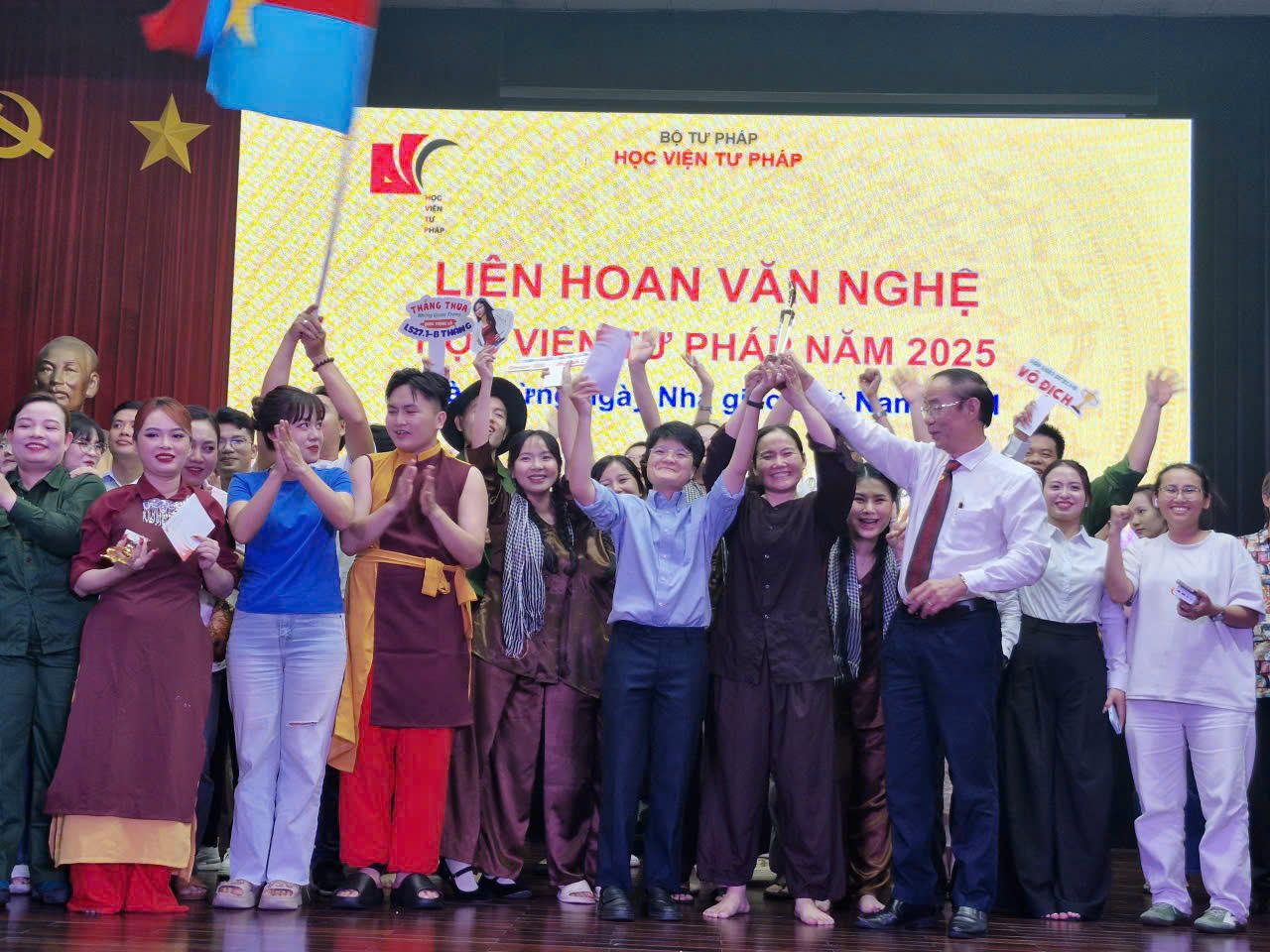 Hội thi văn nghệ được tổ chức với 14 tiết mục đặc sắc đến từ các lớp, mang nhiều sắc màu nghệ thuật: song ca, tốp ca, múa, ca kịch