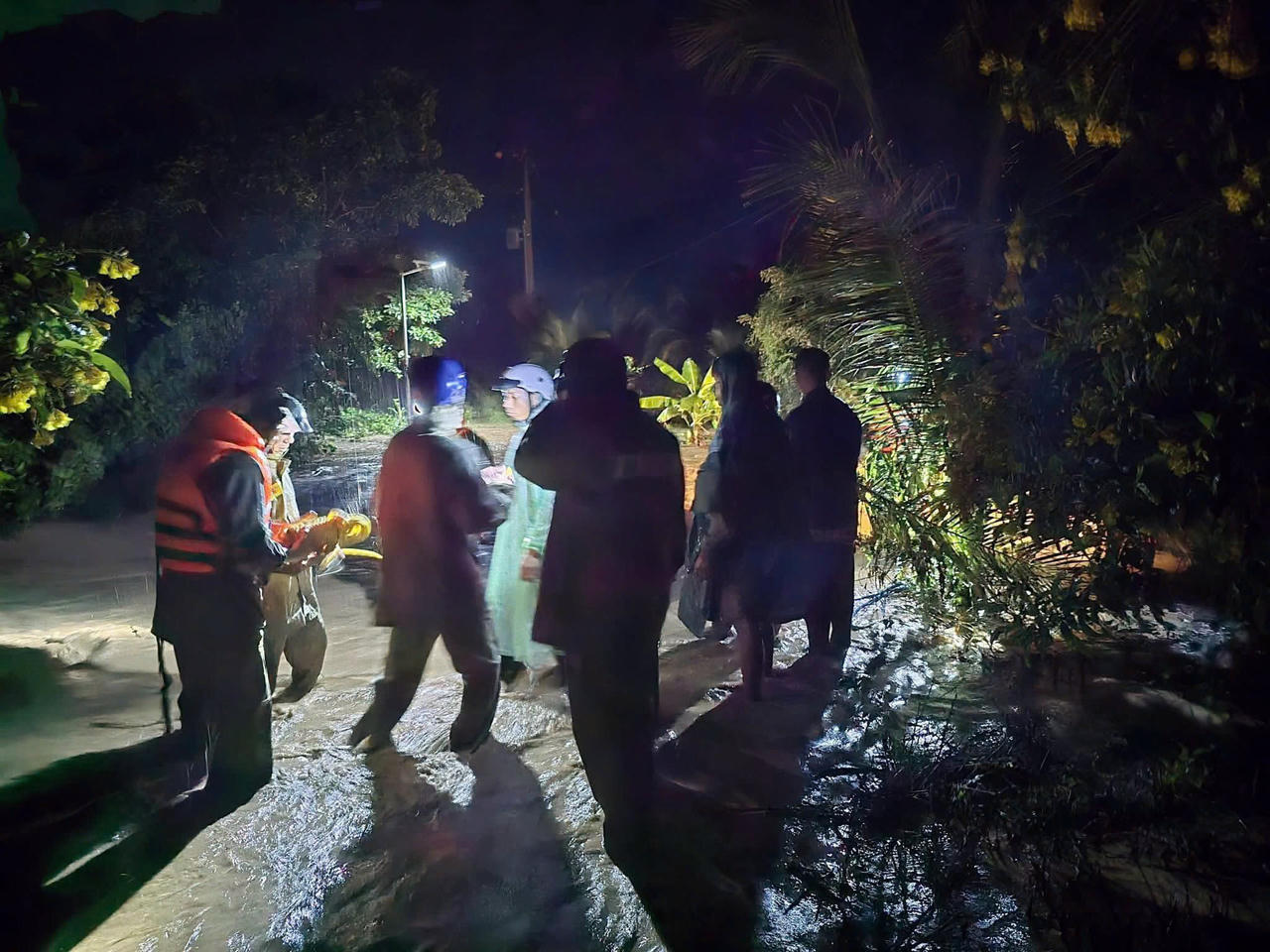 Hiện trường vụ vỡ đập chứa nước ở xã Tuy Phong.