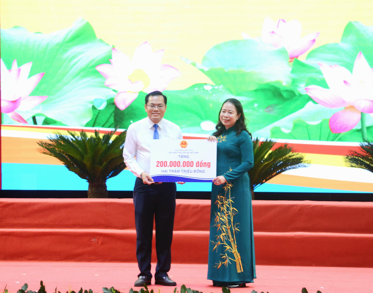 Phó Chủ tịch nước Võ Thị Ánh Xuân trao 200 triệu đồng của Quỹ Bảo trợ trẻ em Việt Nam cho tỉnh Cà Mau.