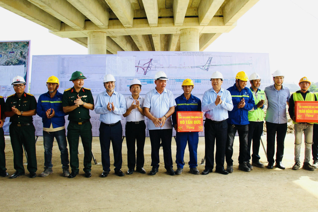  Bộ trưởng Trần Hồng Minh cùng lãnh đạo tỉnh Đồng Nai tặng quà động viên lực lượng thi công Dự án cao tốc Biên Hòa - Vũng Tàu.