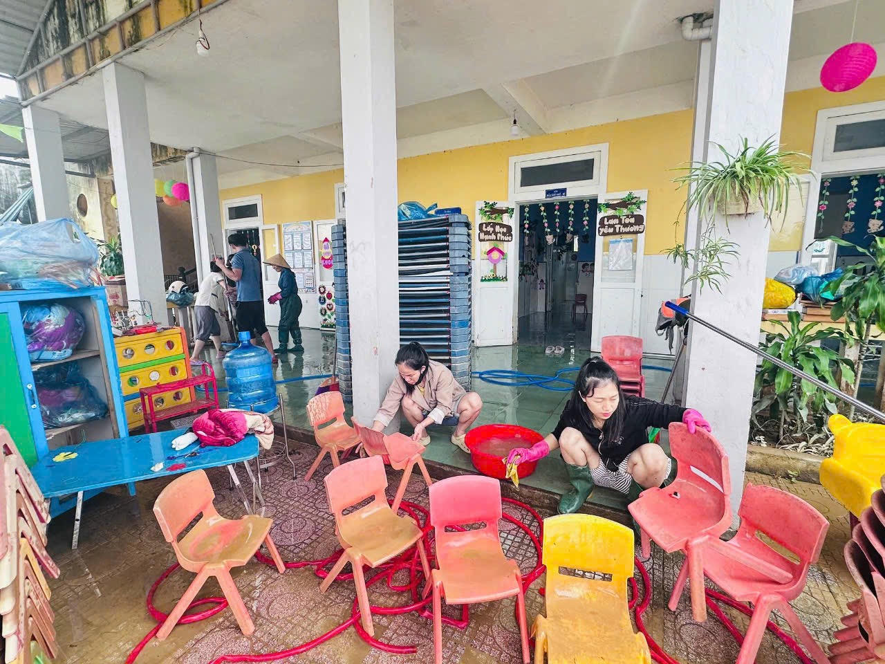 Dọn&nbsp;vệ sinh môi trường sau mưa lũ.