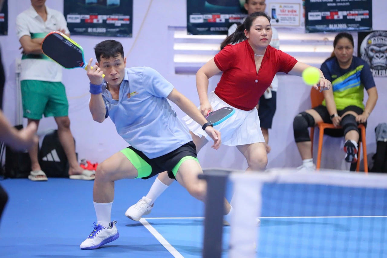 Cặp đôi Vợ - Chồng thi đấu vui tươi, phối hợp ăn ý trên sân tại giải đấu. (Ảnh: Đại Đậu)