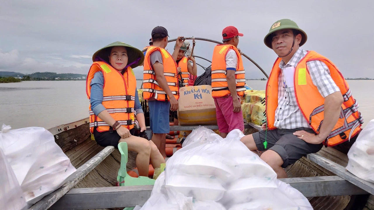 &nbsp;Tiếp tế lương thực cho bà con vùng ngập sâu.
