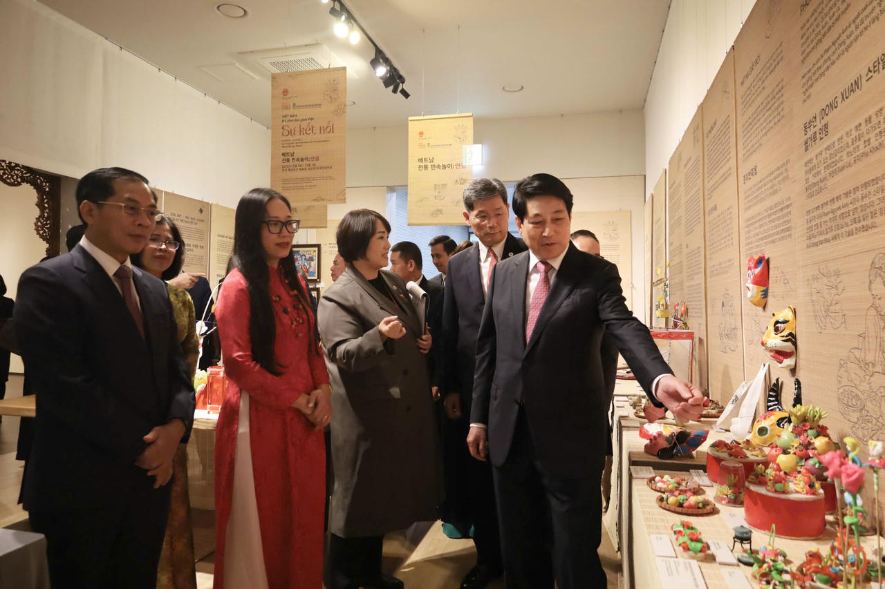Chủ tịch nước Lương Cường, Phó Thủ tướng Chính phủ Bùi Thanh Sơn và Chủ tịch Quỹ Giao lưu Quốc tế Hàn Quốc (KF) tham quan không gian trưng bày. Nguồn BTDTHVN