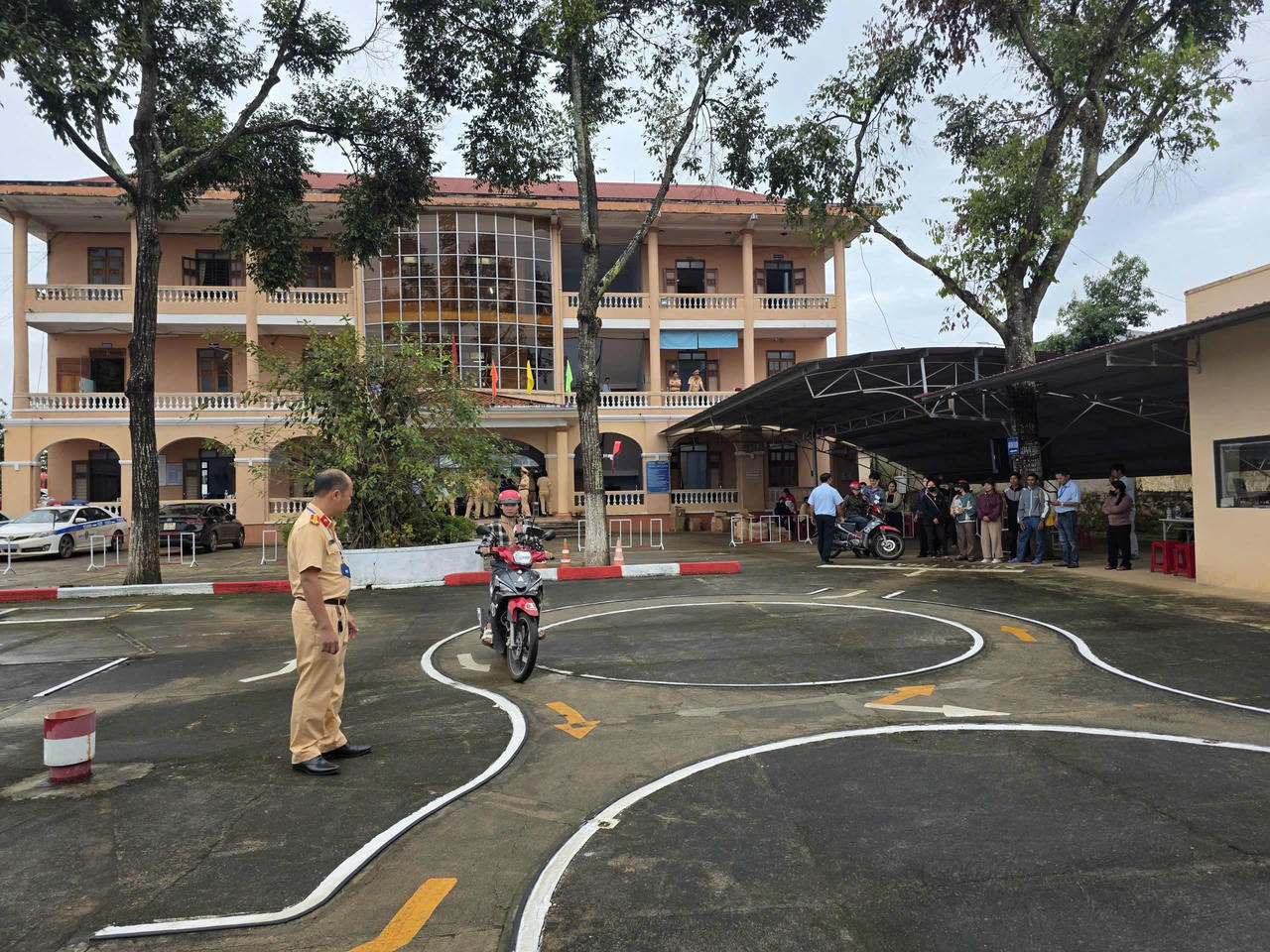 Một thí sinh đang thực hiện phần thi thực hành lái xe mô tô hạng A1 (chạy vòng số 8) dưới sự giám sát của sát hạch viên thuộc Phòng PC08.
