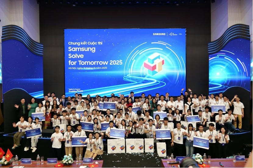 Các đại biểu và thí sinh tham dự Chung kết cuộc thi Solve for Tomorrow 2025.