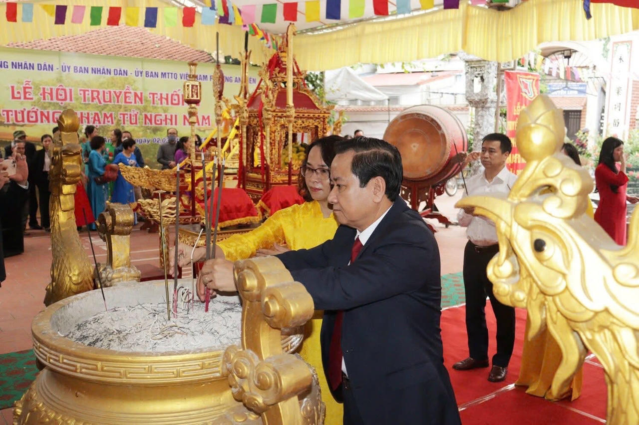 Các đại biểu dâng hương danh tướng Phạm Tử Nghi.