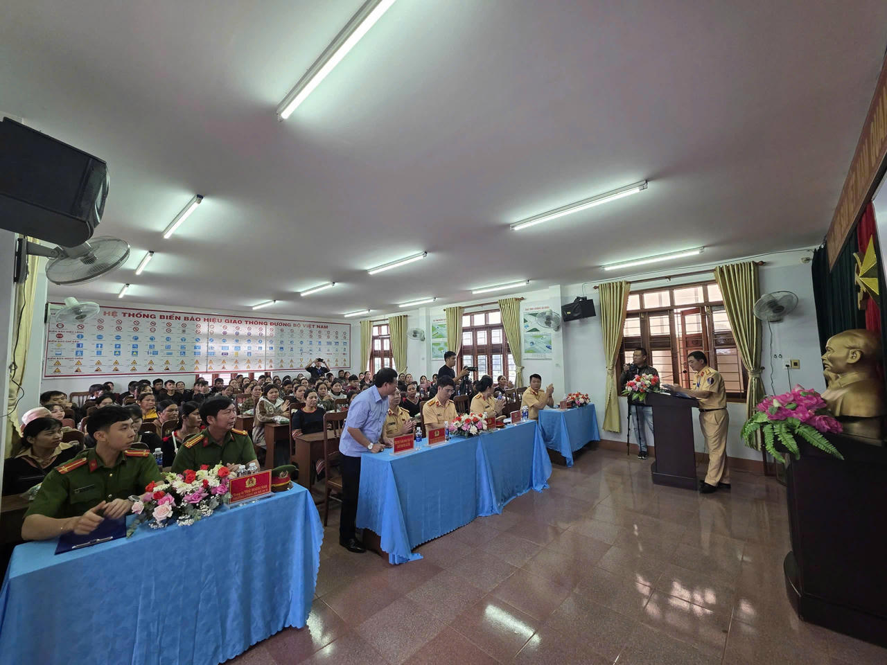 Đại diện Hội đồng sát hạch (Phòng PC08, Công an tỉnh Gia Lai) phát biểu khai mạc và phổ biến quy chế, quy trình thi cho 410 thí sinh.