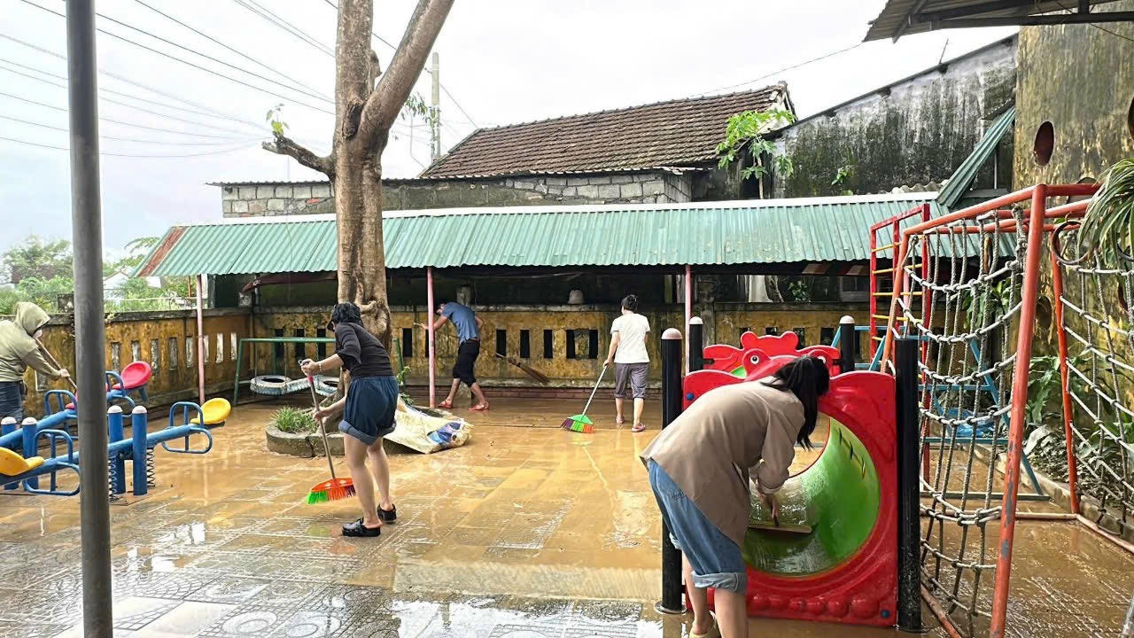 Các đơn vị tham gia dọn bùn non tại Trường mầm non Ánh Dương, cơ sở Lợi Nông.