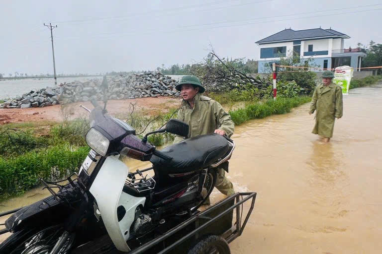 Khi nước lũ dâng cao lực lượng chức năng hỗ trợ di dời tài sản.