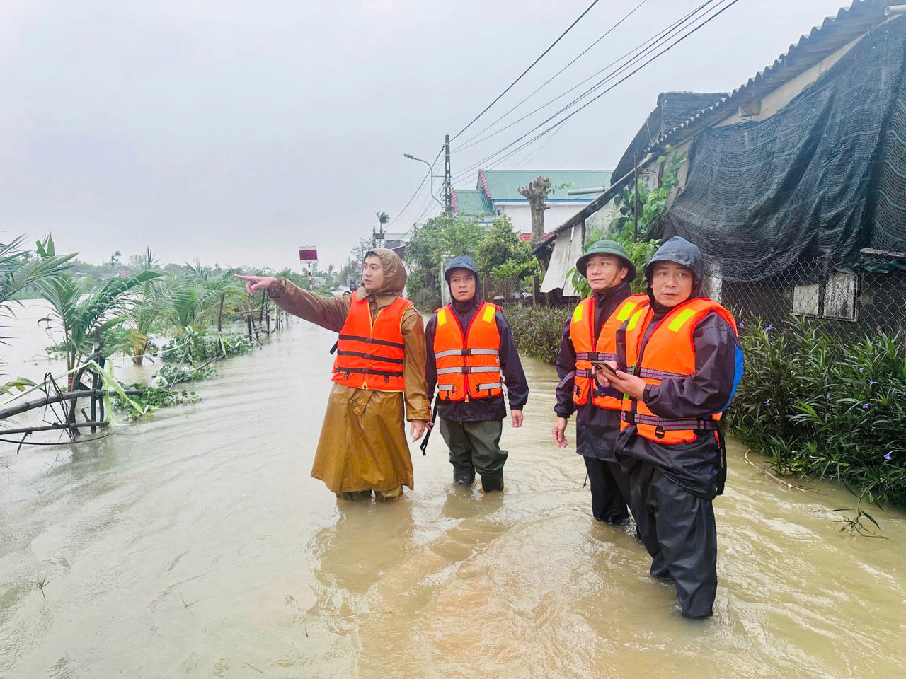 Kiểm tra công tác khắc phục hậu quả mưa lũ.
