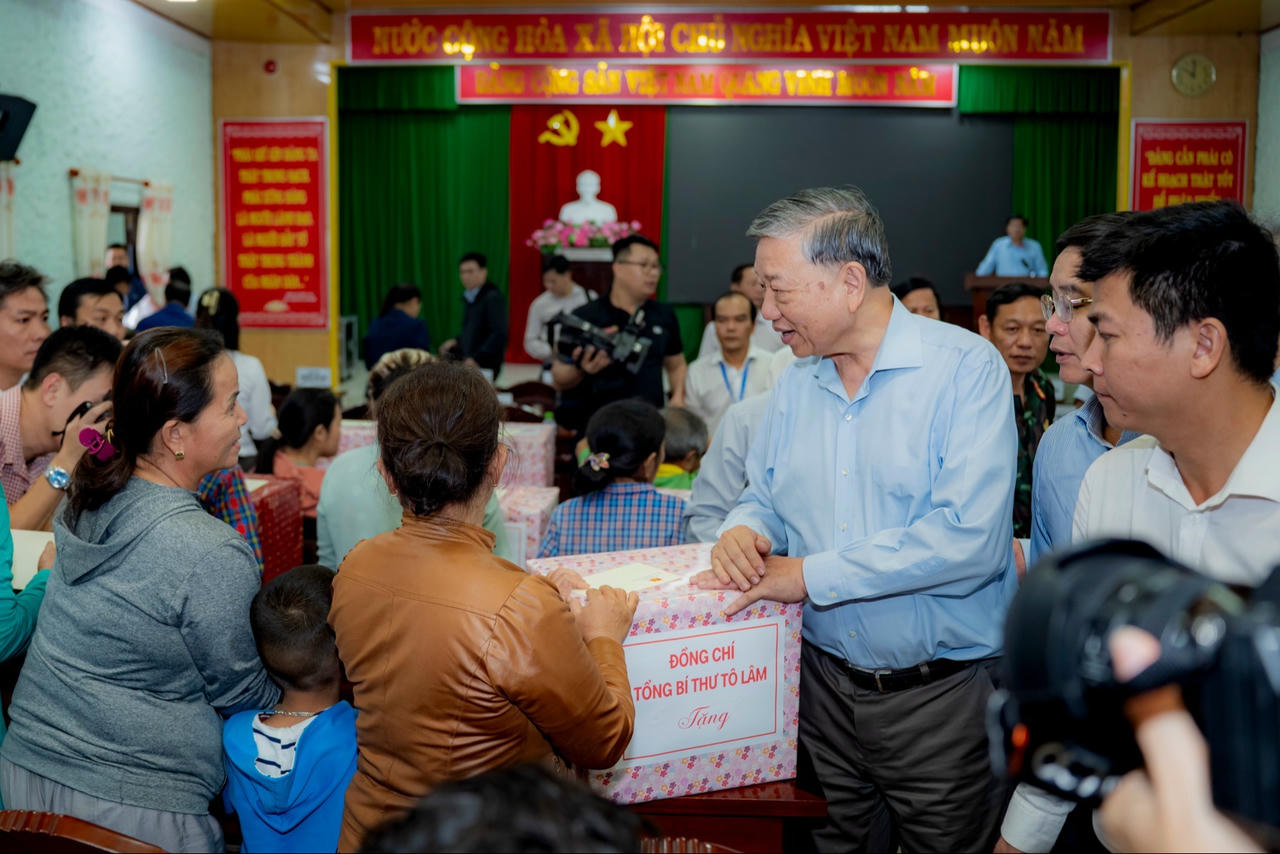 Tổng Bí thư Tô Lâm thăm người dân bị ảnh hưởng do mưa lũ ở Huế