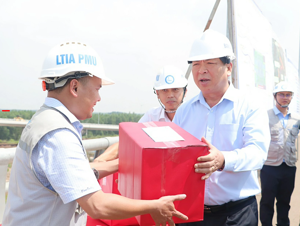 Bộ trưởng Trần Hồng Minh tặng quà động viên lực lượng thi công Dự án sân bay Long Thành.