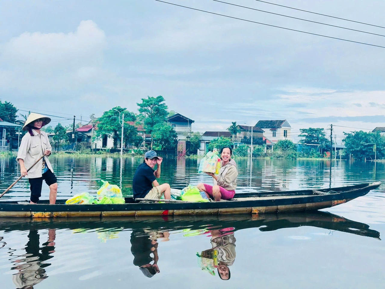 Người dân ở các khu vực ngập nặng vui mừng khi nhận quà hỗ trợ.. 